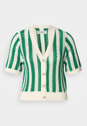 Cardigan à manches courtes tricoté avec un col en V, un motif rayé vert et blanc, des boutons en perle, ainsi qu'un bord et des poignets côtelés.