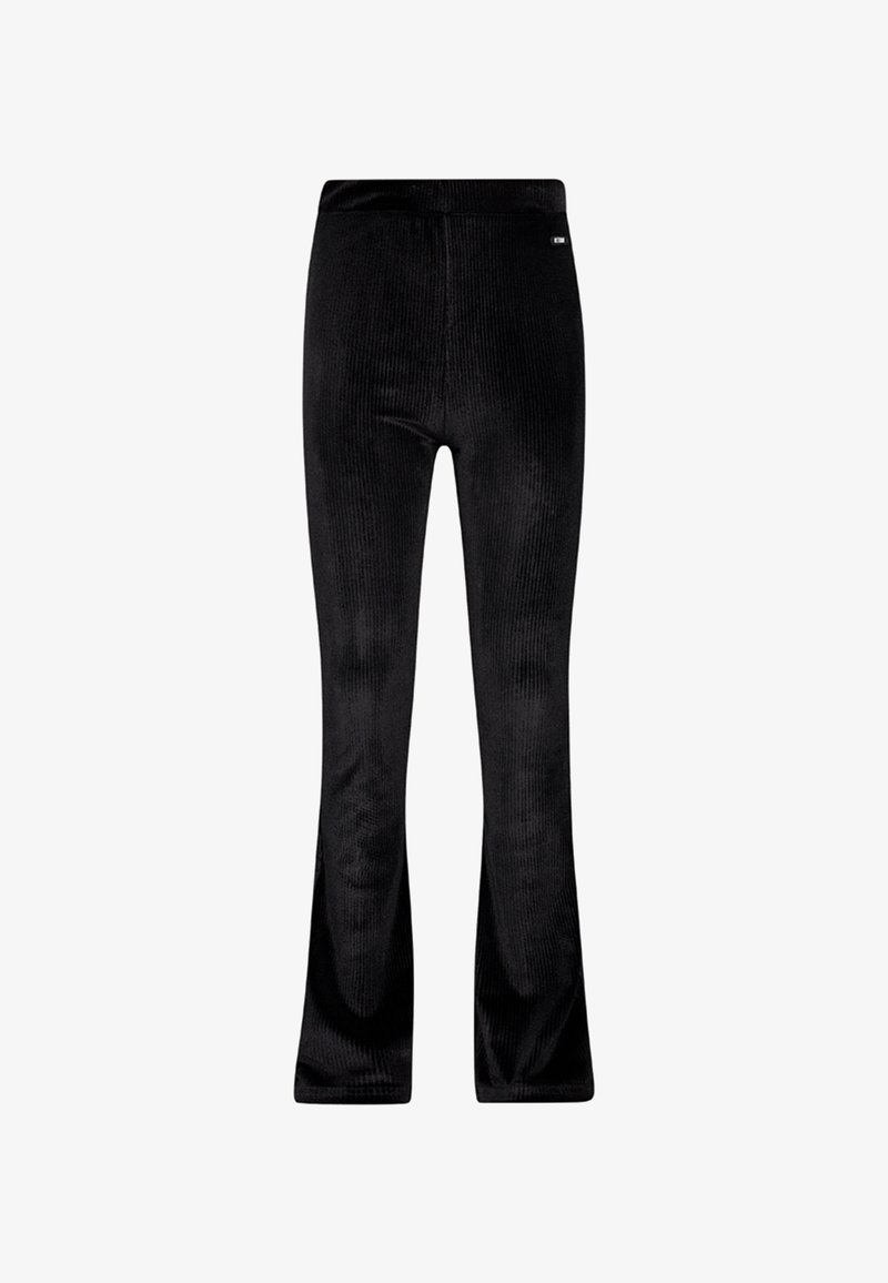 Černé žebrované kalhoty s rozšířenými nohavicemi a elastickým pasem. Měkká textura s vertikálními pruhy a malou nášivkou poblíž pasu.
