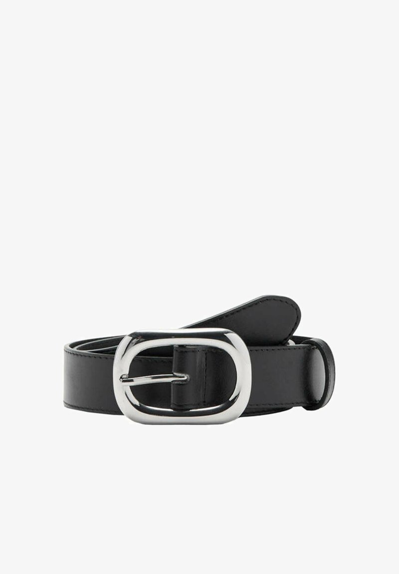 Ceinture en cuir noir enroulée avec une grande boucle rectangulaire argentée et bords cousus sur fond blanc.