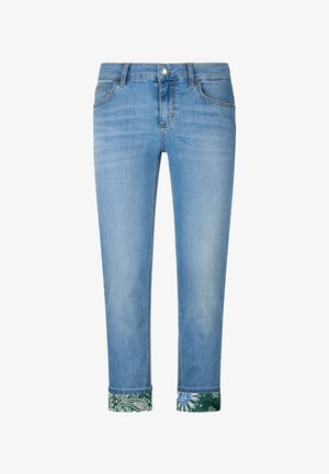 Jeans in denim leggero blu con una vestibilità slim, caratterizzati da un orlo con fondo verde e motivo, cinque tasche e chiusura anteriore con bottone.