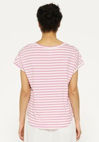 Gestreepte kortekleurige blouse in roze en witte katoen. Ronde halslijn, relaxed fit en een langere achterkant. Zachte textuur en casual stijl.