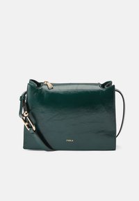 Grön läder crossbody-väska med en slät yta, guldhardware detaljer och varumärkeslogotyp på framsidan; har en dragkedjestängning och justerbar rem.