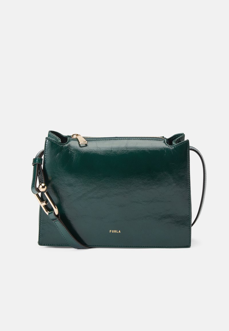 Grön läder crossbody-väska med en slät yta, guldhardware detaljer och varumärkeslogotyp på framsidan; har en dragkedjestängning och justerbar rem.