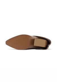 Scarpa in suede marrone con punta allungata, tacco a blocco e suola in gomma liscia con scanalature orizzontali. Dettaglio di chiusura con zip posteriore.