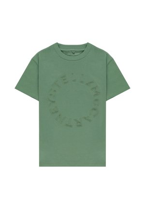 T-shirt verde a maniche corte con collo rotondo e testo circolare ricamato "STELLA MCCARTNEY" sul davanti.