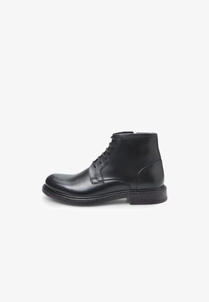 Schwarze Leder-Ankle-Boots mit runder Spitze, sechs Ösen-Schnürdesign, glatte Textur und gestapelter Absatz für Stabilität.