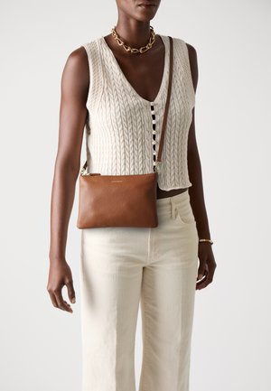 BEST CROSSBODY - Cross body bag - cognac
