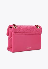 Bolso de mano de cuero acolchado rosa con forma rectangular estructurada, acentos de hardware en tono dorado y cierre de solapa con detalles en cadena.