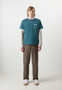 Pompeii PRE SEASON TEE - Marškinėliai su spaudiniu - emerald