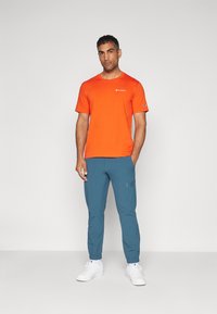 Champion ICONS CREWNECK WITH SMALL LOGO - Nyomott mintás póló - orange