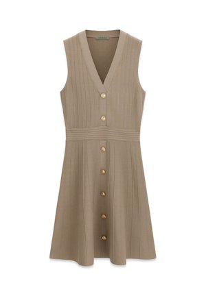 Beżowa, bezrękawnikowa sukienka z prążkowanego dzianiny, z dekoltem w serek, zapinana na guziki z przodu, dopasowana w talii i rozkloszowanym dołem.