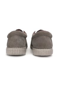 Zapatos de ante gris con un diseño de perfil bajo, que cuentan con una suela de goma texturizada y un collar acolchado suave para mayor comodidad.