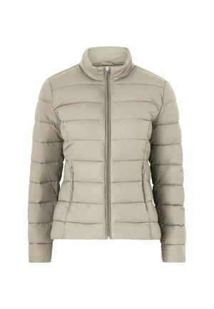 Doudoune légère beige avec un col montant, fermeture éclair à l'avant et couture horizontale ; comprend deux poches latérales. Texture lisse.