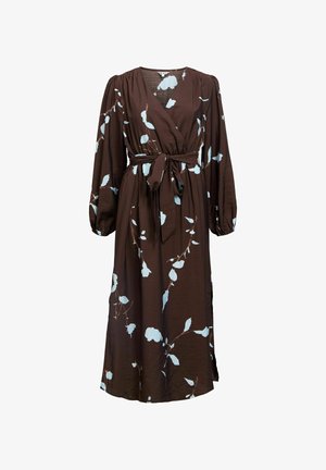 Vestido cruzado marrón con mangas largas, con patrones de hojas en azul claro y cinturón para atar en la cintura. Hecho de una tela suave y texturizada.