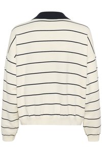 Jersey de rayas en color crema con franjas horizontales azul marino. Presenta cuello y puños acanalados, ajuste holgado y textura de tela suave.