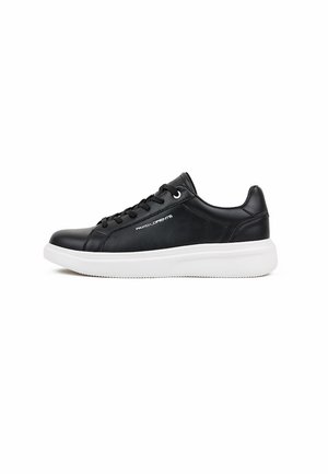Czarne skórzane sneakersy o gładkim wykończeniu, okrągłym nosku, białej gumowej podeszwie, sznurowanym designie oraz z detalem logo z boku.