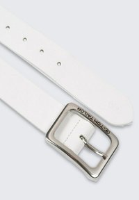 Weißer Ledergürtel mit einer quadratischen silbernen Metallschnalle. Verfügt über mehrere Löcher zur Größenanpassung und eine glatte Oberflächenstruktur. Logo ist auf der Schnalle geprägt.