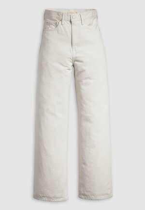 Jean droit taille haute de couleur blanc cassé avec bouton avant, fermeture éclair et design cinq poches sur fond blanc uni.