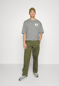 Jordan M J FLT ESS OVRSZ SS CREW - T-shirt basic - carbon heather