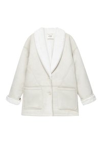 Veste en shearling beige clair avec col large, deux poches frontales, fermeture à boutons et poignets retroussés, présentée sur fond blanc.