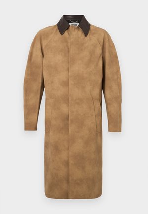 Manteau en daim beige avec un col en cuir marron, à manches longues, poches latérales et coupe droite. Texture lisse avec un minimum de détails.
