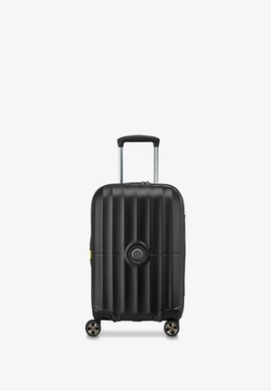 Zwarte harde koffer met verticale ribbels, uitschuifbare handgreep, vier wielen en een ronde logo-affichage aan de voorkant. Gestructureerd oppervlak.