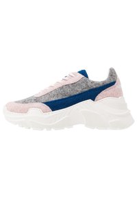 Sneaker multicolore avec un upper en feutre rose, gris et bleu. Caractérisé par une semelle en caoutchouc blanc épais et une bande bleue contrastante sur le côté.