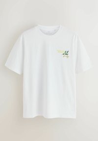 Fehér rövid ujjú póló kis sárga és zöld "Valle dei Belice Sicily" felirattal és olívalevél grafikával a bal mellrészen.