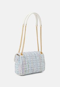 Torebka z tweedu w jasnoniebieskim kolorze z wielobarwnymi drobinkami, z białą skórzaną lamówką i złotymi łańcuszkowymi paskami, o prostokątnym kształcie i pikowanej fakturze.