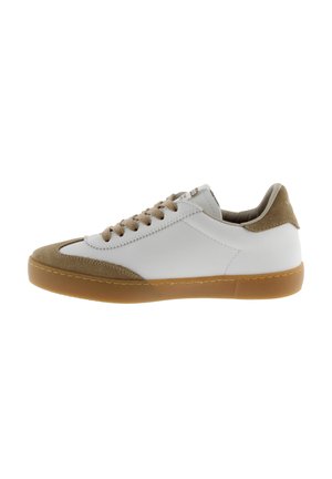 Sneaker bassa bianca con punta e tallone in suede beige, lacci beige e suola in gomma, vista laterale su sfondo bianco.
