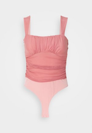 Bañador rosa con un corpiño recogido, tirantes anchos y un efecto ombré difuminado. Textura suave con un diseño de pierna alta.