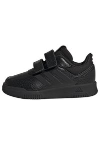 Scarpa sportiva nera con tomaia in pelle sintetica, dettagli in mesh, due cinturini in Velcro, superfici texture e suola in gomma con motivo scanalato.