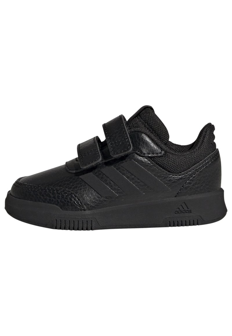 Scarpa sportiva nera con tomaia in pelle sintetica, dettagli in mesh, due cinturini in Velcro, superfici texture e suola in gomma con motivo scanalato.