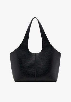 Bolso tote de cuero negro con asas dobles anchas y una textura lisa y granulada, con una costura central en la parte frontal.