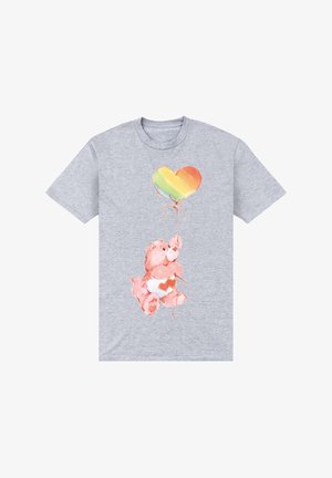 Šedé tričko s akvarelovým designem, na kterém je růžový medvěd držící balón ve tvaru duhového srdce, s vířeními na pozadí.