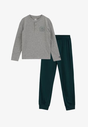 Langärmeliges graues Henley-Shirt mit "Established 62"-Print, kombiniert mit dunkelgrünen Jogginghosen mit elastischem Bund.