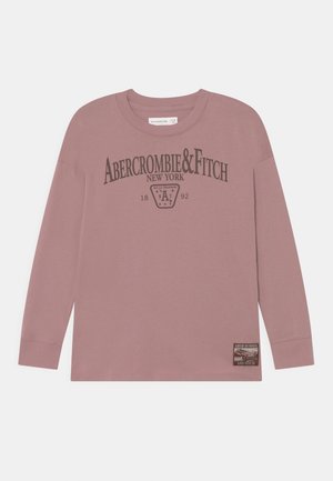 Koszula z długim rękawem w kolorze wrzosowym z napisem i logo "Abercrombie & Fitch New York 1892" na piersi, mała naszywka u dołu na przedniej, prawej stronie.
