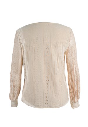 Beige blouse met lange mouwen, voorzien van oogjes- en kantpatronen, met een gestructureerd ontwerp en nauwsluitende manchetten, gezien van de achterkant.