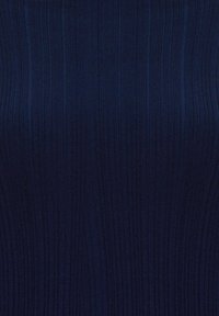 Mörkblått ribbat tyg med vertikala linjer. Strukturen ser mjuk och elastisk ut, idealisk för åtsittande kläder eller stoppning.