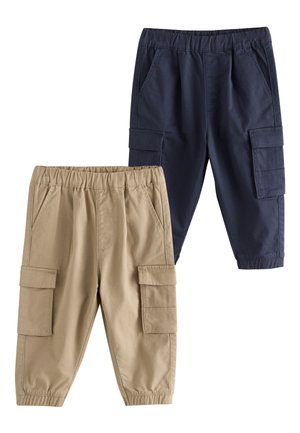 Divas cargo bikses: vienas haki krāsā ar sānu kabatām, un vienas tumši zilas ar cargo kabatām, abas ar elastīgu jostasvietu un sašaurinātu piegriezumu.