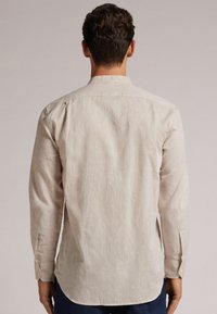 IUMAN Intimissimi Uomo MANDARIN-COLLAR - Camisa - natürlich white linen