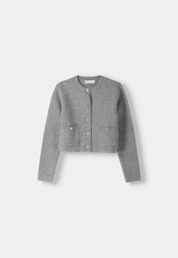 Graue, kurz geschnittene Strickjacke aus einem weichen Material, mit rundem Ausschnitt, vorderer Knopfleiste und zwei aufgesetzten Taschen mit dekorativen Akzenten.