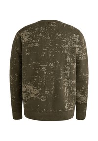 Olijfgroene trui in een gestructureerde brei met een gespikkelde beige patroon. Beschikt over een ronde hals en ribbelboorden bij de mouwen en onderkant.