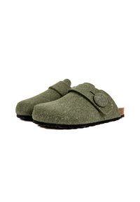 Sabots en feutre vert avec un embout arrondi, un accent de bouton décoratif et des semelles en caoutchouc noir. Conçus pour le confort et une utilisation facile.