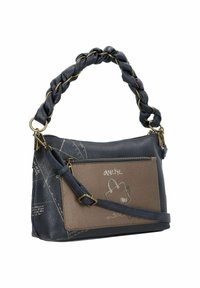 Lederhandtasche mit einem geflochtenen dunkelblauen Trageriemen, großem Reißverschlussfach und einer braunen strukturierten Vorderseite mit leichten Skizzen und Branding.