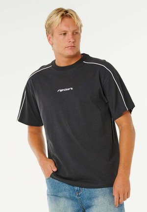 Sort t-shirt med korte ærmer, rund hals, hvide accentstriber langs skuldrene og et "Rip Curl"-logo på forsiden.