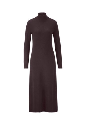 Langärmliges, dunkelbraunes, geripptes Strick-Turtleneck-Midikleid mit figurbetonter Silhouette auf einem weißen Hintergrund.