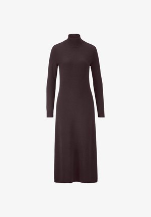 Langsleeve, donkerbruin, ribbelgebreide turtleneck midi-jurk met een getailleerde pasvorm op een witte achtergrond.