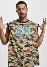 Majica bez rukava s kamuflažnim uzorkom u bež, smeđoj i tirkiznoj boji. Sadrži odvažan logo "Ecko UNLTD 72" u tirkiznoj boji. Mekani, strukturirani materijal. Crna obruba.