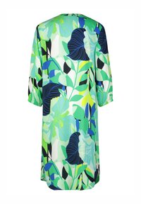Sukienka w kwiatowy wzór w odcieniach zieleni, niebieskiego i czerni, wykonana z lekkiego materiału, z rękawami o długości trzech czwartek i luźnym krojem.
